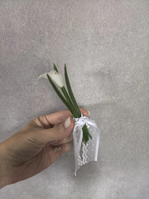 бутоньерка для жениха из калл, вариант